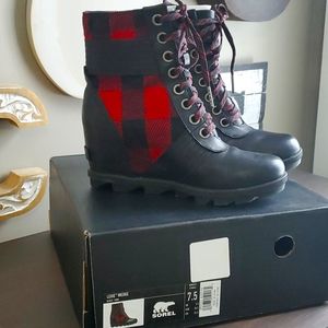 Sorel Women’s Lexie Wedge Ankle Boot Red Black Buffalo Plaid Size 7.5